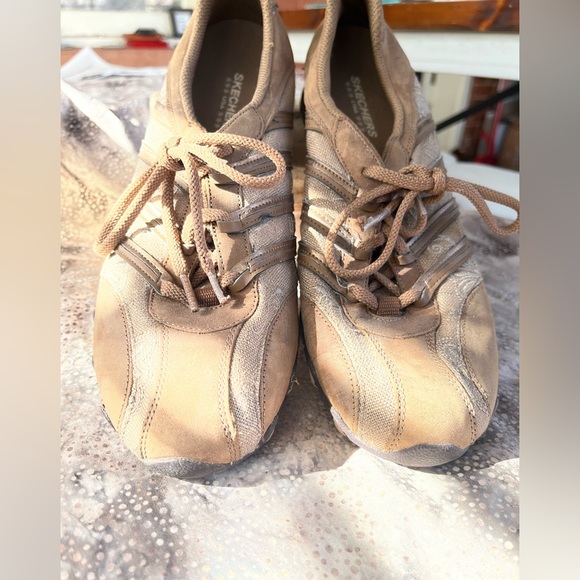 Comfy and Cute Skechers everyday shoes. - Picture 7 of 8